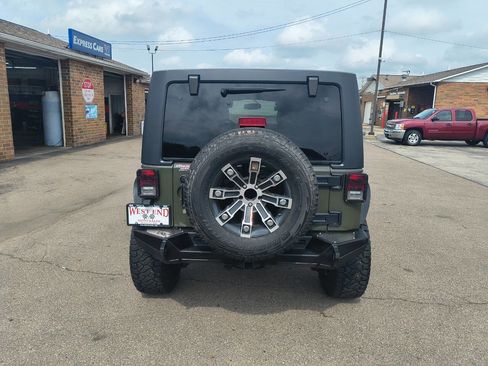 Used 2015 Jeep Wrangler Unlimited Rubicon w/ Connectivity Group AWD/4WD image 6
