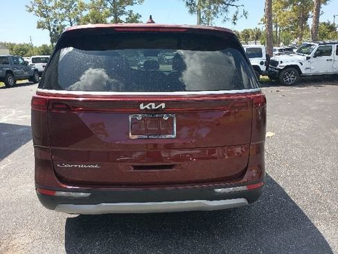 Used 2022 Kia Carnival EX FWD image 4