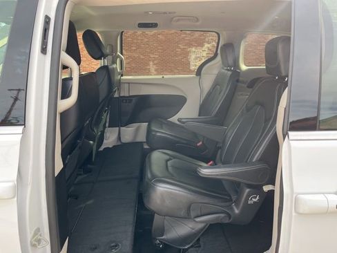 Used 2024 Chrysler Pacifica Touring-L image 16