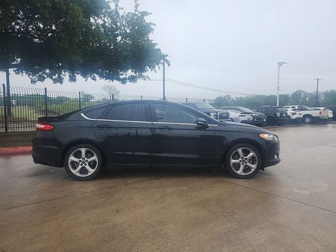 Used 2016 Ford Fusion SE FWD image 2