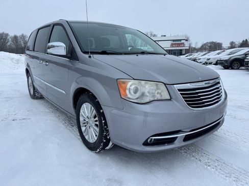 Used 2013 Chrysler Town & Country Limited image 7