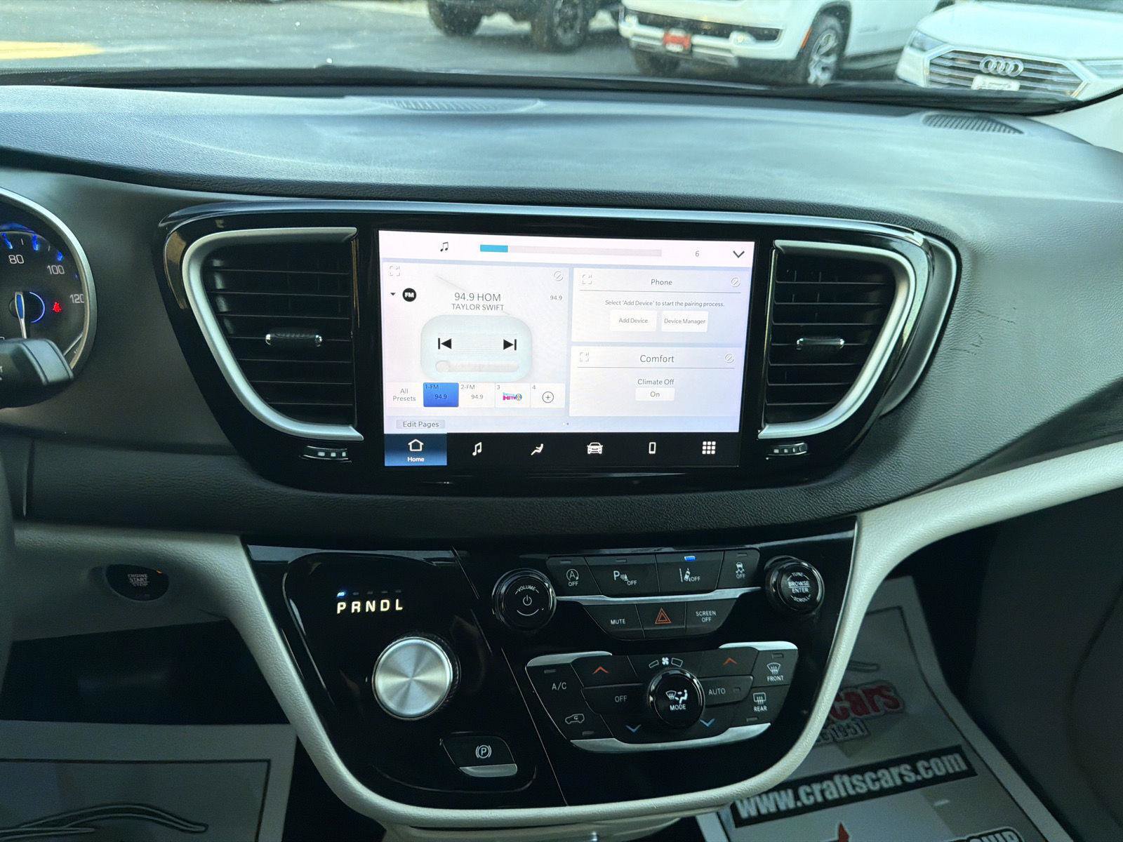 Used 2024 Chrysler Pacifica Touring-L FWD image 17