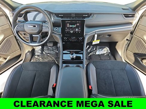 New 2025 Jeep Grand Cherokee Altitude image 9