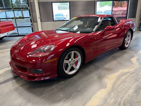 Used 2005 Chevrolet Corvette Coupe w/ Preferred Equipment Group RWD image 4