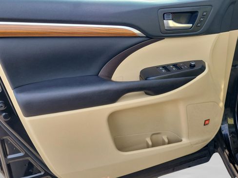 Used 2017 Toyota Highlander Limited w/ Carpet Mat Package image 20