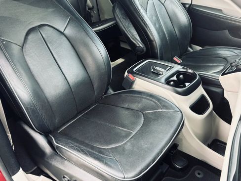 Used 2018 Chrysler Pacifica Limited w/ Tire & Wheel Group FWD image 15
