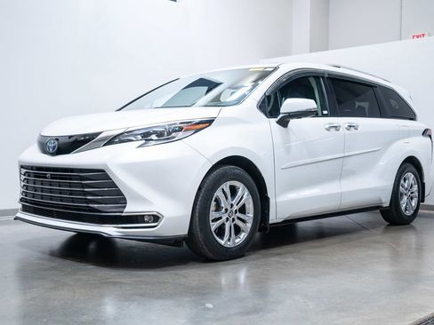 Certified 2022 Toyota Sienna Platinum image 3