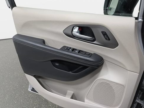 Used 2024 Chrysler Pacifica Limited FWD image 27