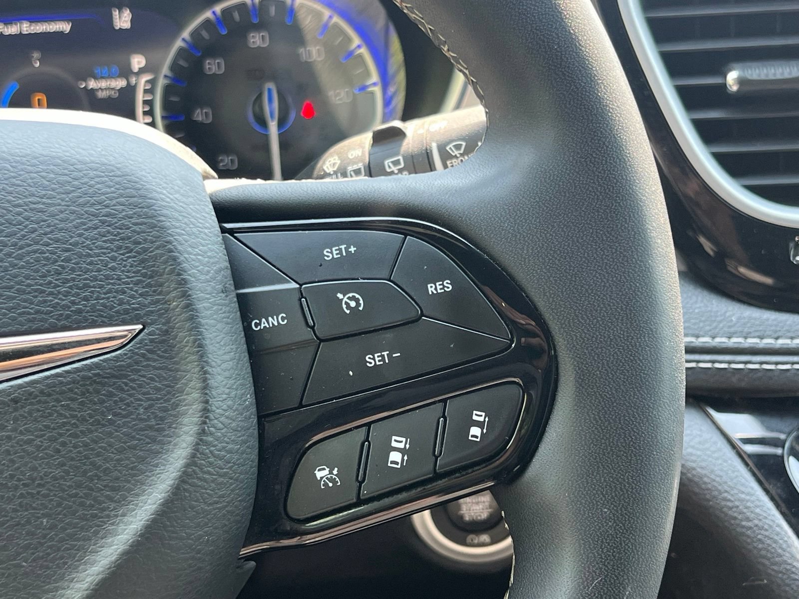 Used 2025 Chrysler Pacifica Limited FWD image 32