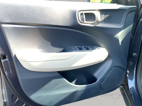 Certified 2022 Hyundai Venue Limited FWD image 15