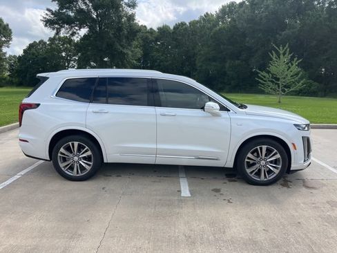 Used 2024 Cadillac XT6 Premium Luxury w/ Technology Package FWD image 10