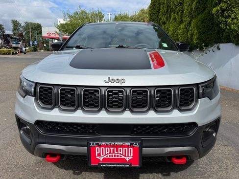 Used 2025 Jeep Compass Trailhawk AWD/4WD image 3