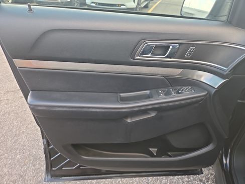 Used 2019 Ford Explorer XLT w/ Equipment Group 201A FWD image 6