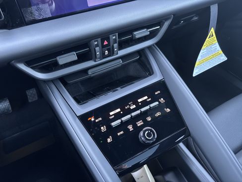 New 2026 Porsche Macan 4 Electric image 18