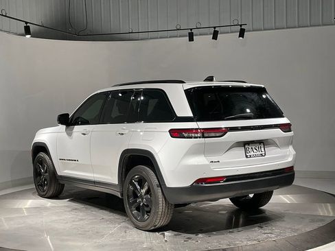 Used 2023 Jeep Grand Cherokee Altitude AWD/4WD image 15