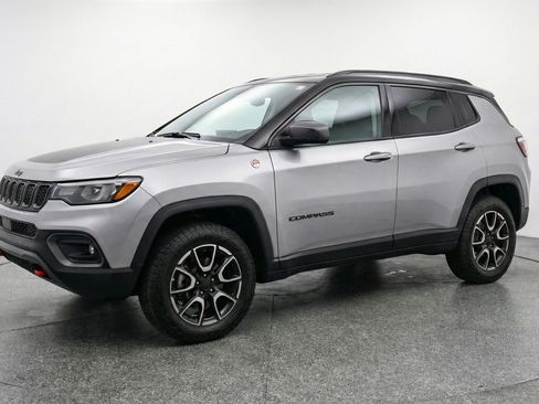 Used 2025 Jeep Compass Trailhawk AWD/4WD image 3