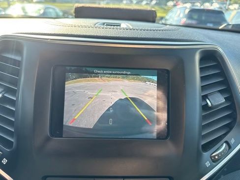 Used 2019 Jeep Cherokee Latitude Plus w/ Cold Weather Group AWD/4WD image 17