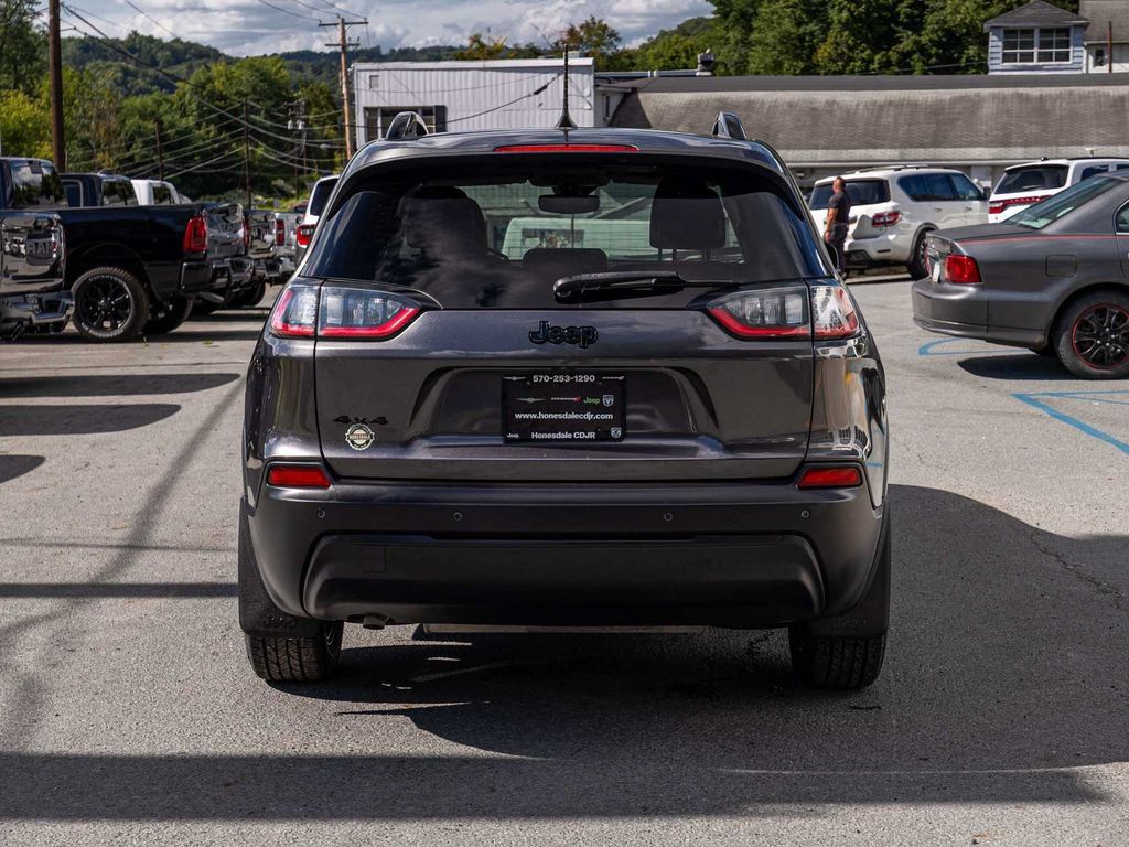 Used 2021 Jeep Cherokee Latitude Plus AWD/4WD image 5