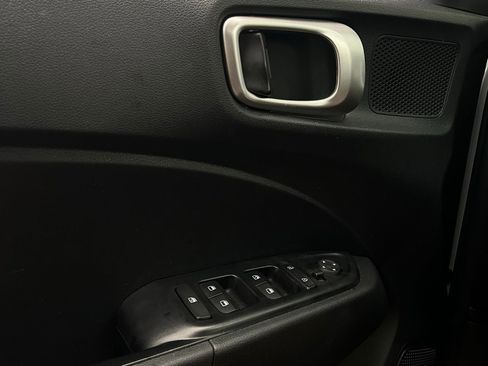 Used 2025 Hyundai Venue SEL image 21