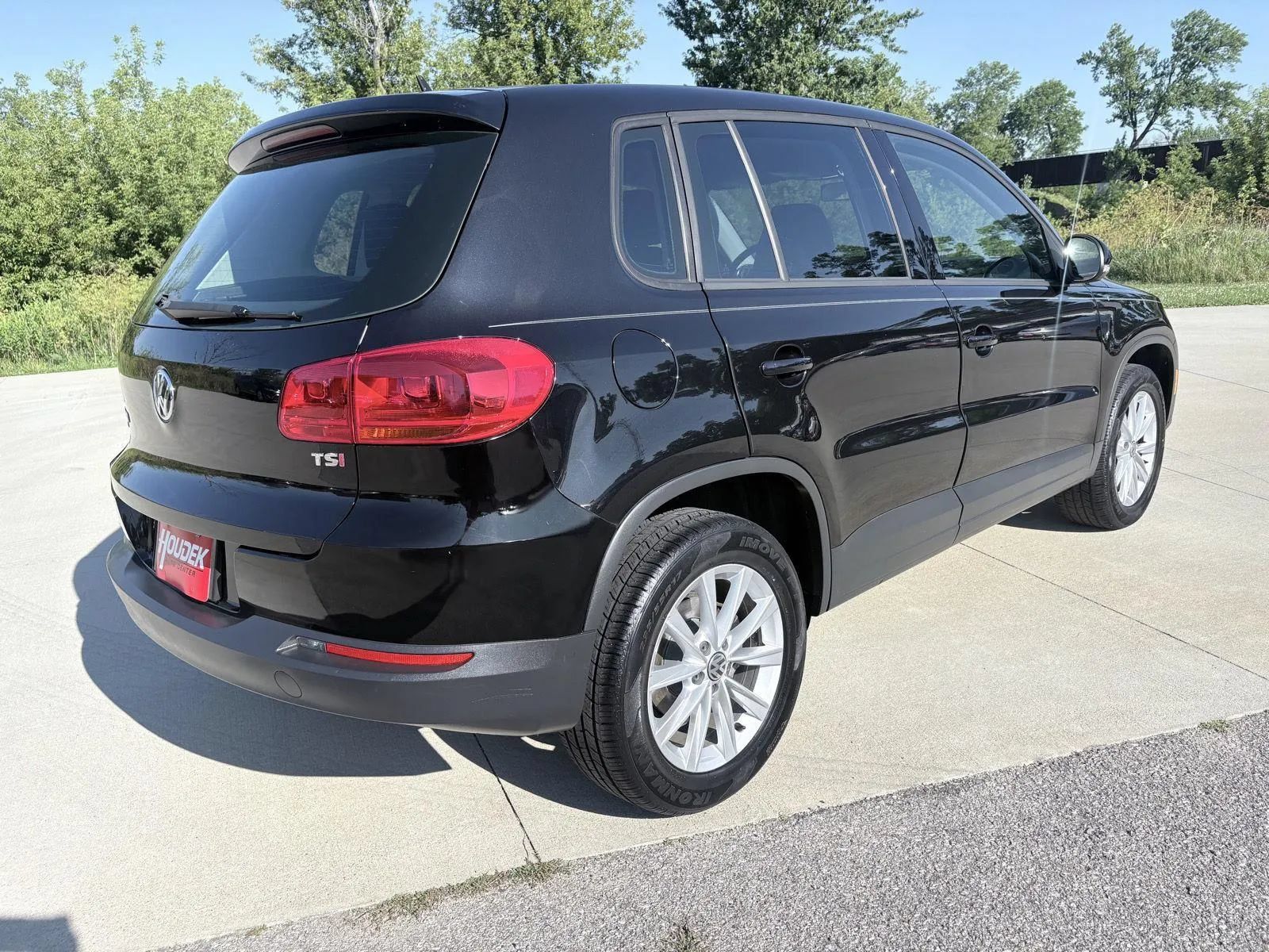 Used 2017 Volkswagen Tiguan S FWD image 4