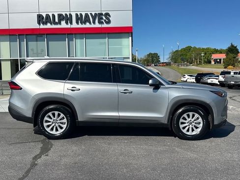 Used 2024 Toyota Grand Highlander XLE image 2