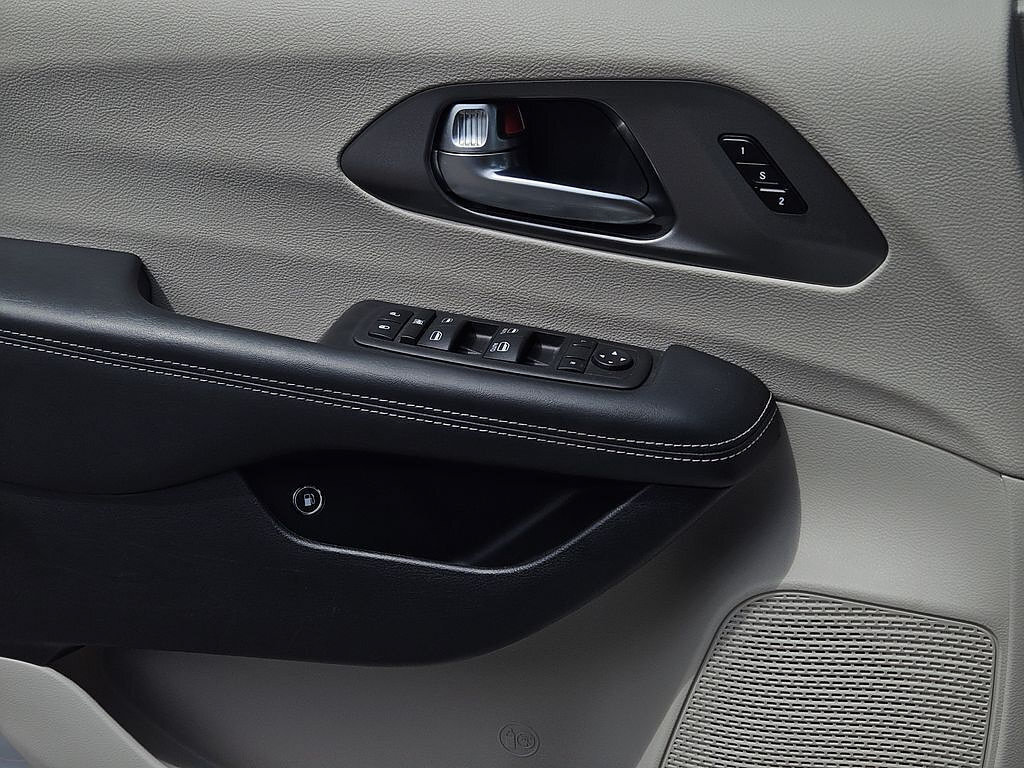 Used 2023 Chrysler Pacifica Touring-L FWD image 18