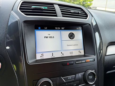 Used 2018 Ford Explorer XLT w/ Equipment Group 201A FWD image 28