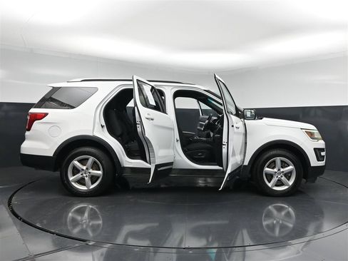 Used 2016 Ford Explorer XLT AWD/4WD image 32