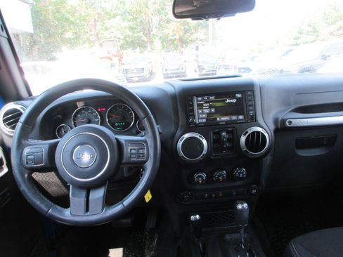 Used 2015 Jeep Wrangler Unlimited Sahara AWD/4WD image 11