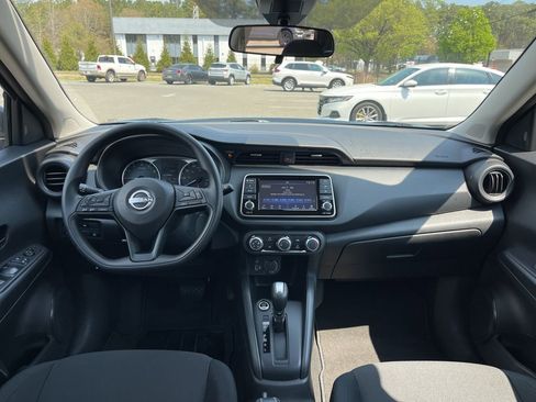 Certified 2025 Nissan Kicks Play S image 8