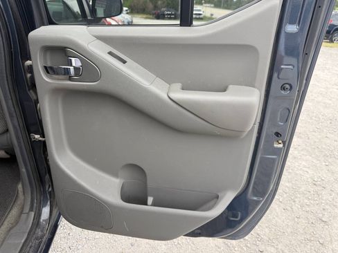 Used 2015 Nissan Frontier SV AWD/4WD image 9