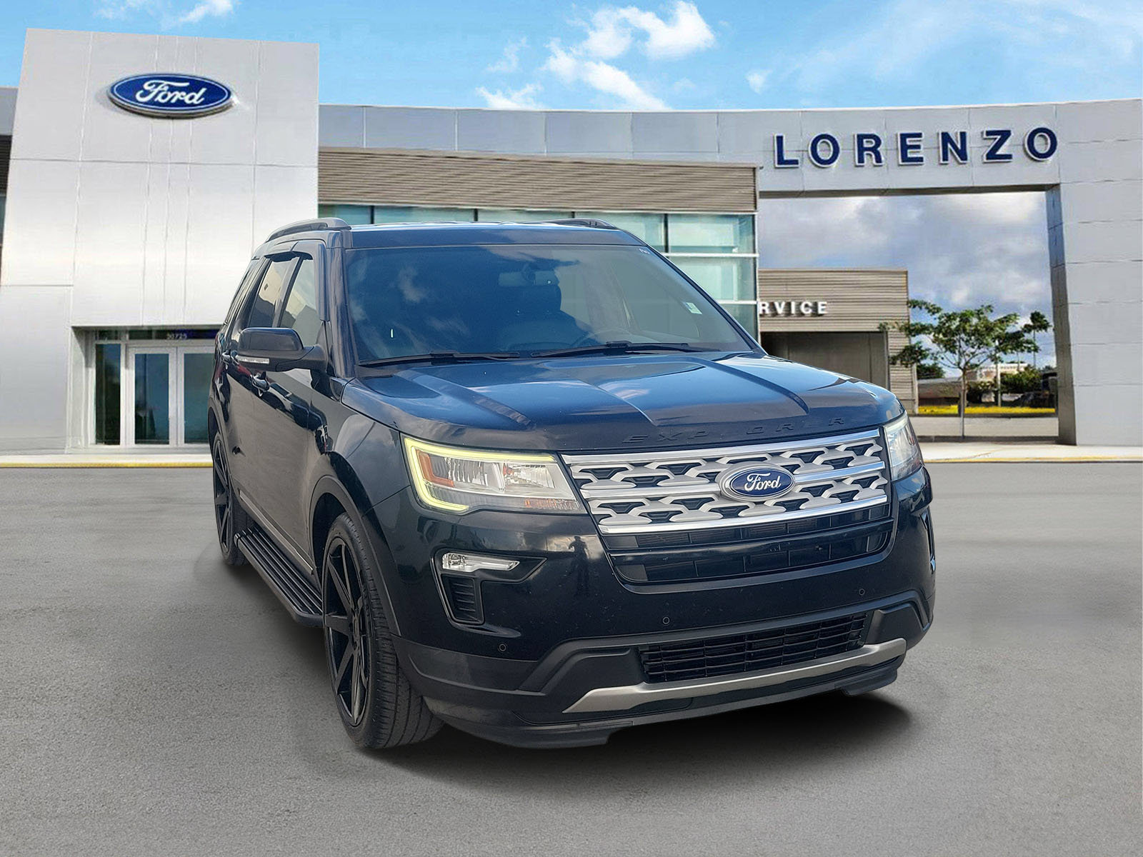 Used 2018 Ford Explorer XLT w/ Equipment Group 202A FWD image 3