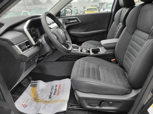 New 2025 Mitsubishi Outlander SE image 15