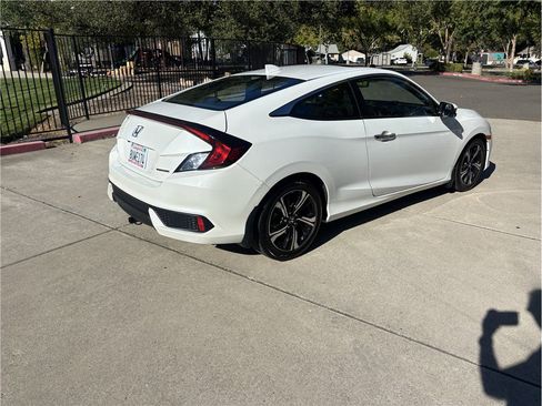 Used 2018 Honda Civic Touring image 6