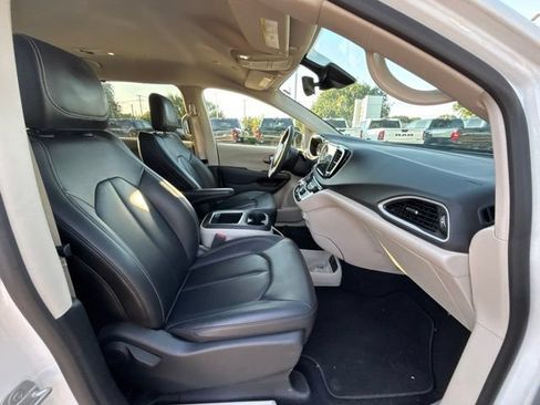 Used 2024 Chrysler Pacifica Touring-L FWD image 13