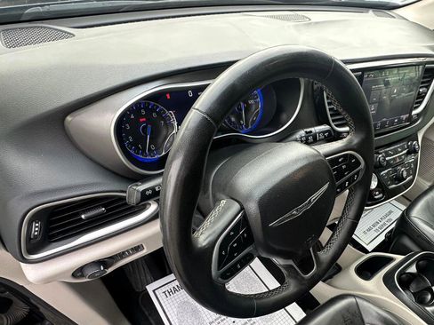 Used 2023 Chrysler Pacifica Touring-L FWD image 8