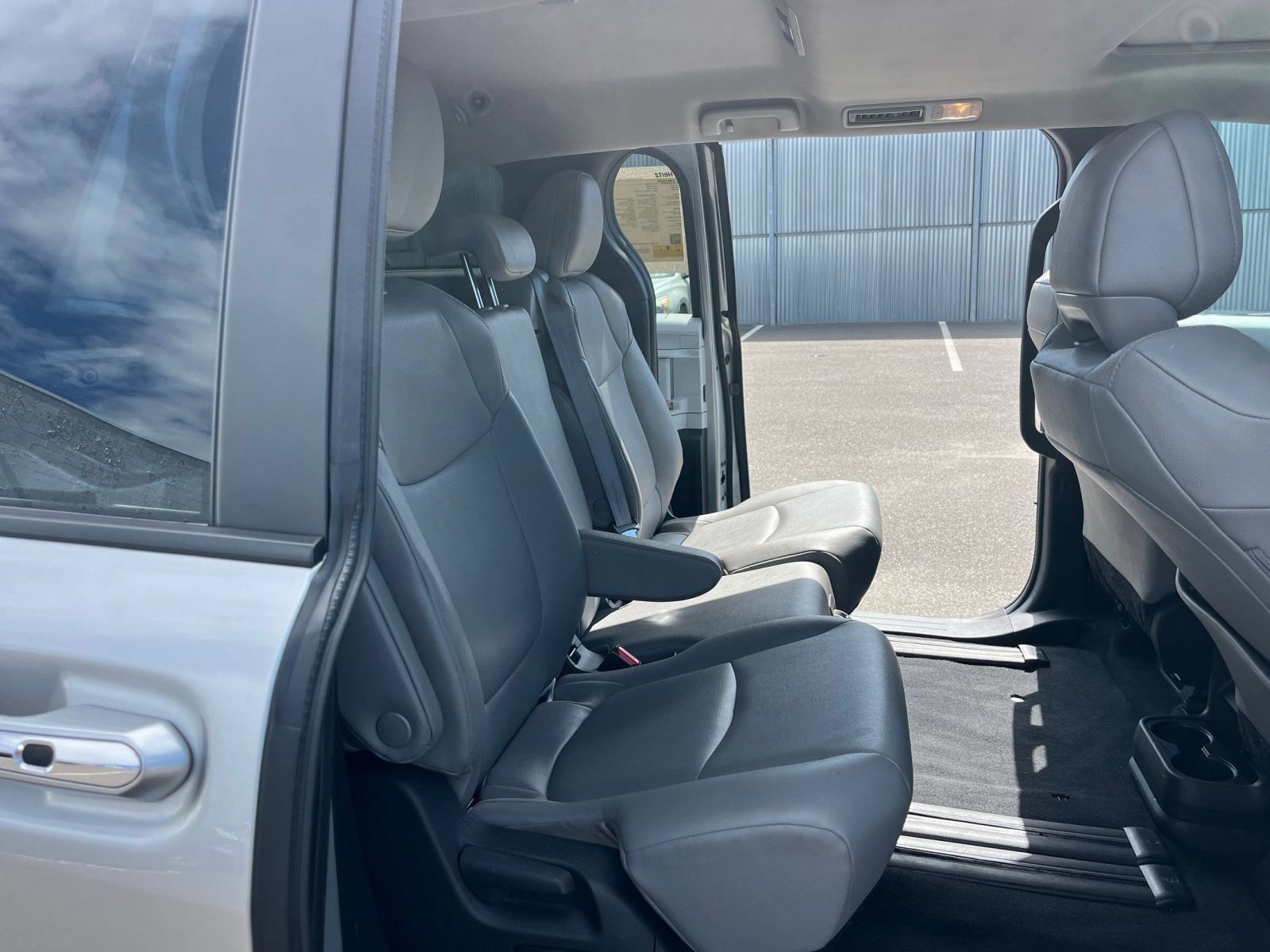 Used 2025 Toyota Sienna XLE FWD image 26