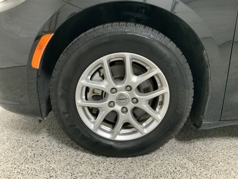 Used 2023 Chrysler Pacifica Touring-L FWD image 9