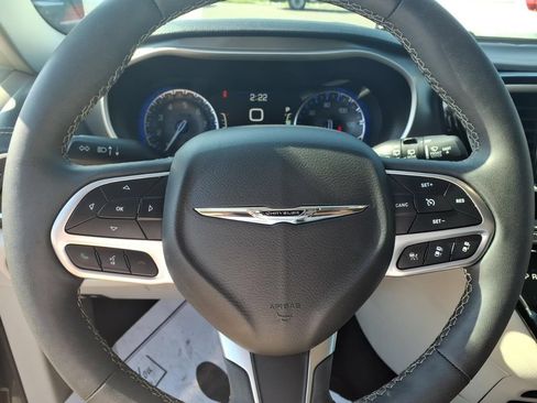 Used 2023 Chrysler Pacifica Touring-L FWD image 7