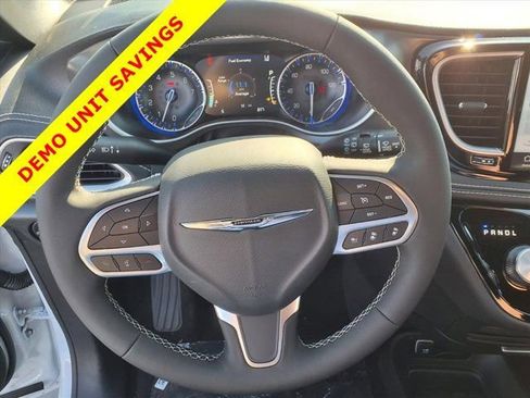 New 2026 Chrysler Pacifica Select image 13