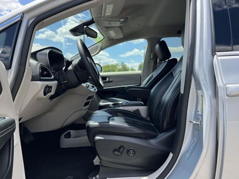 Used 2023 Chrysler Pacifica Touring-L FWD image 15
