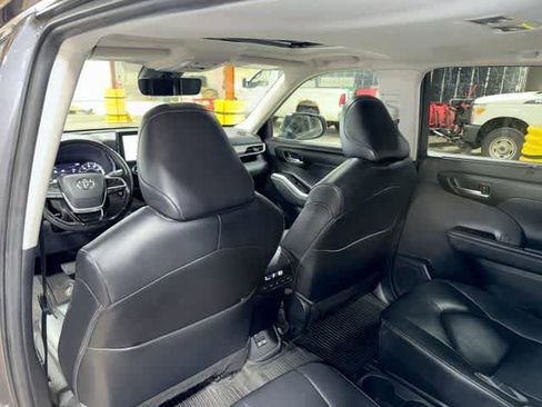 Used 2023 Toyota Highlander XLE AWD/4WD image 31