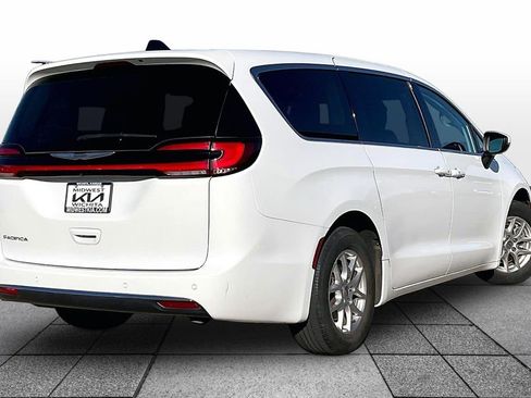 Used 2023 Chrysler Pacifica Touring-L image 12