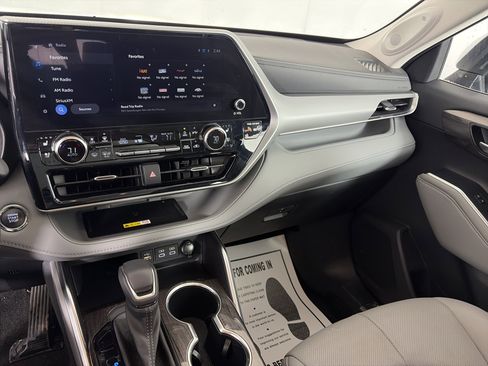 Used 2023 Toyota Highlander Platinum image 4