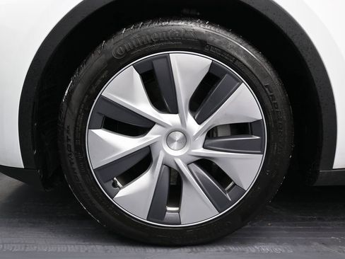 Used 2023 Tesla Model Y Long Range image 10