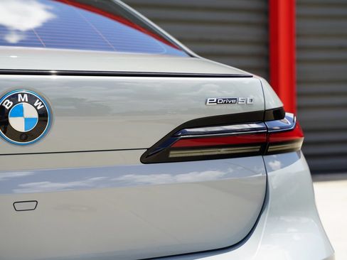 Used 2024 BMW i7 eDrive50 w/ M Sport Package RWD image 16