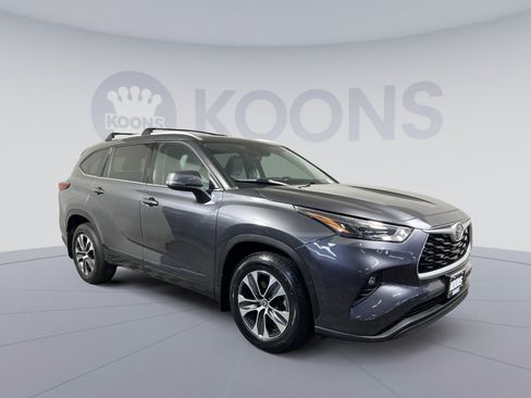 Used 2022 Toyota Highlander XLE AWD/4WD image 2