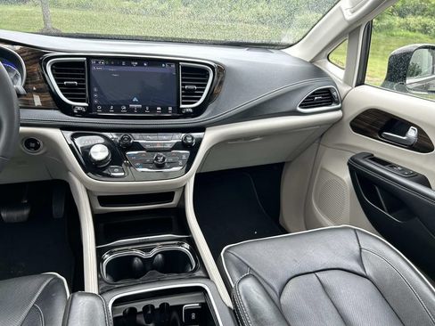 Used 2023 Chrysler Pacifica Limited FWD image 24