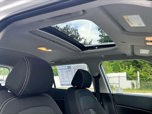 Used 2025 Hyundai Venue SEL FWD image 22