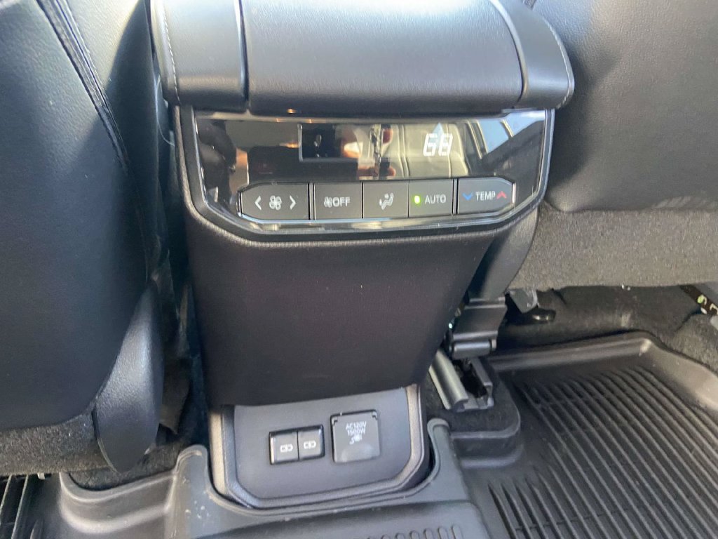 Used 2026 Toyota Highlander Limited AWD/4WD image 18